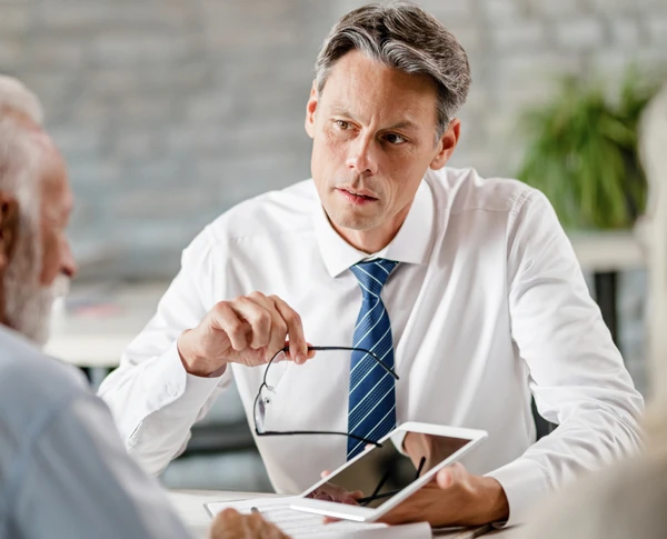 Asesor analizando oportunidades de inversión inmobiliaria con un cliente