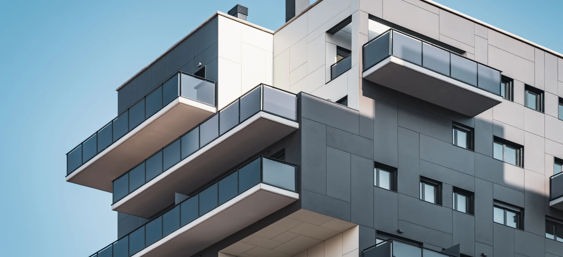 Edificio residencial moderno destinado a desarrollo inmobiliario