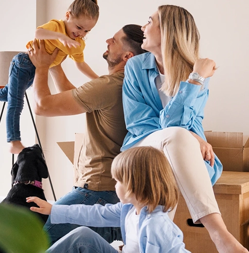 Familia con hijos en su nuevo hogar representando estabilidad y patrimonio familiar
